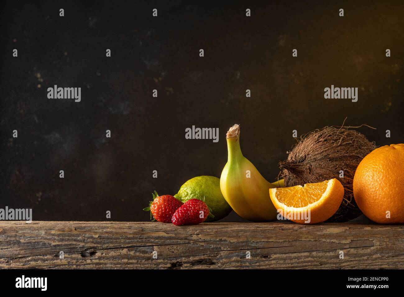 Cocktail de fruits en verre martini sur table en bois. Concept végétalien alimentaire. Banque D'Images