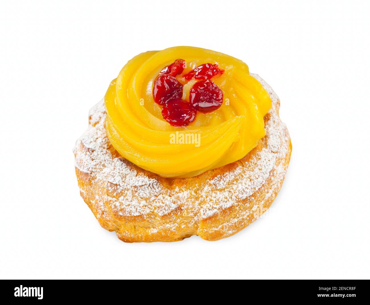 Une Zeppola di San Giuseppe, pâtisserie italienne traditionnelle pour l'époque de Saint Joseph, découpée sur un fond blanc isolé. Banque D'Images