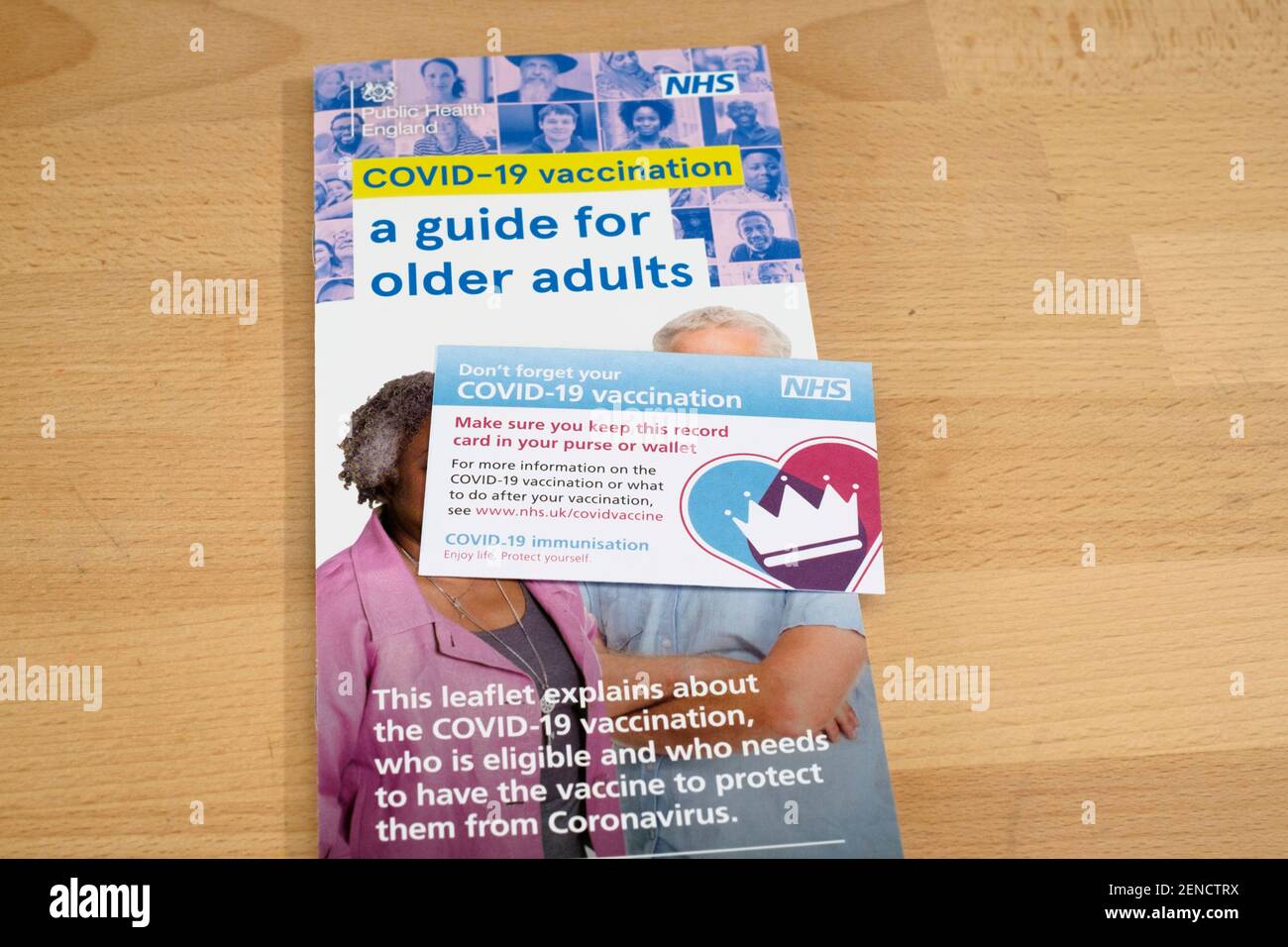 UK Covid-19 vaccination, brochure NHS advicepour les adultes âgés et carte de rappel. Vaccin Pfizer Banque D'Images
