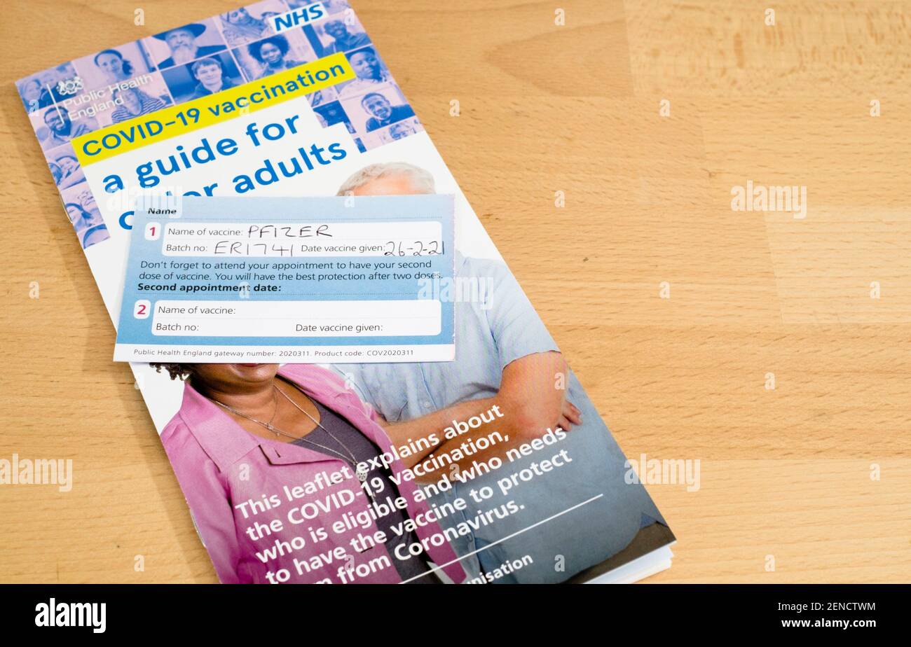 UK Covid-19 vaccination, brochure NHS advicepour les adultes âgés et carte de rappel. Vaccin Pfizer Banque D'Images