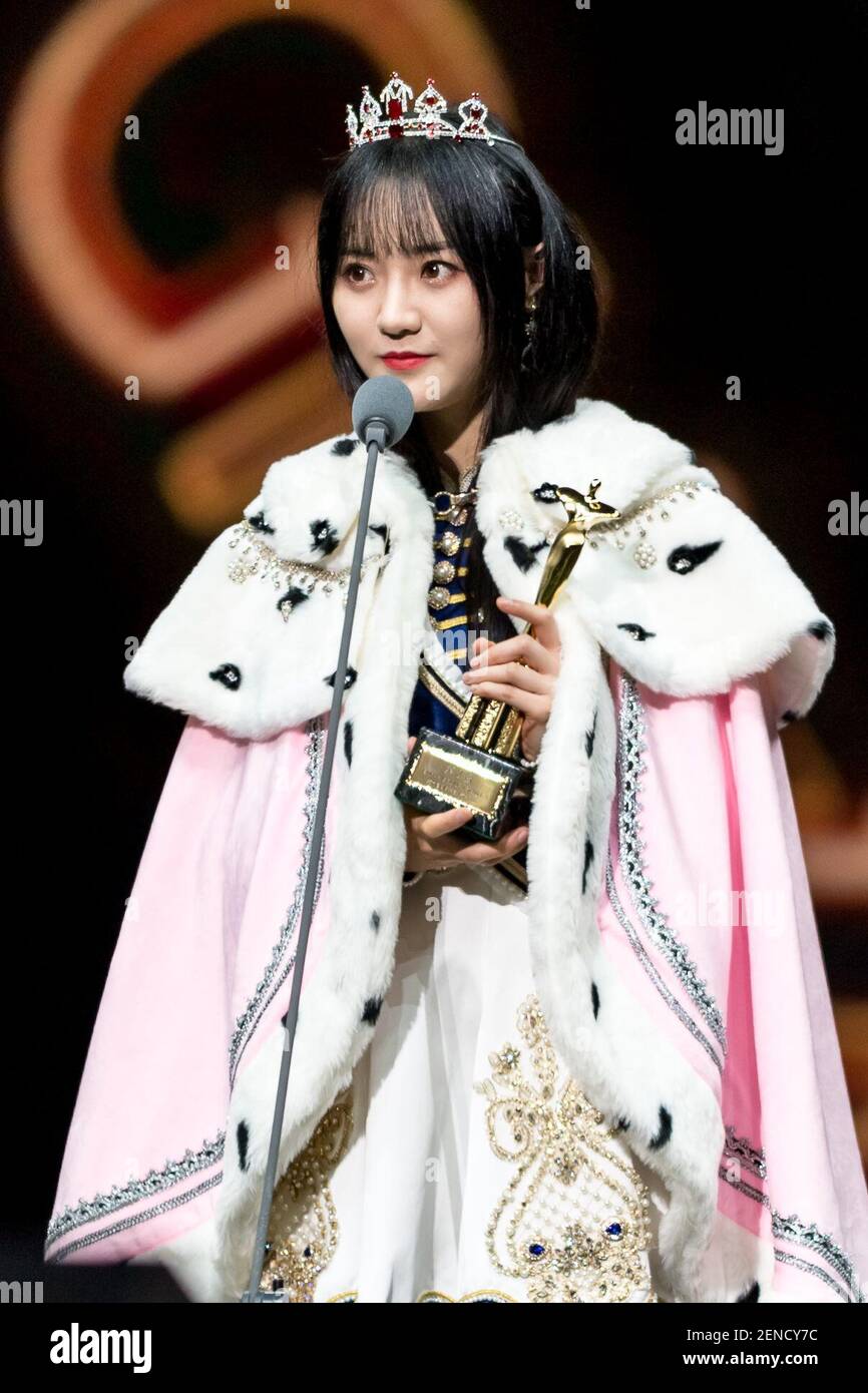 Premier gagnant-gagnant Mo Han du groupe de filles chinoises SNH48 pose avec son trophée lors de la finale du Sixième concours annuel de popularité des idoles SNH48 à Shanghai, Chine, 27 juillet 2019. (Photo de Zhou junxiang - Imaginechina/Sipa USA) Banque D'Images