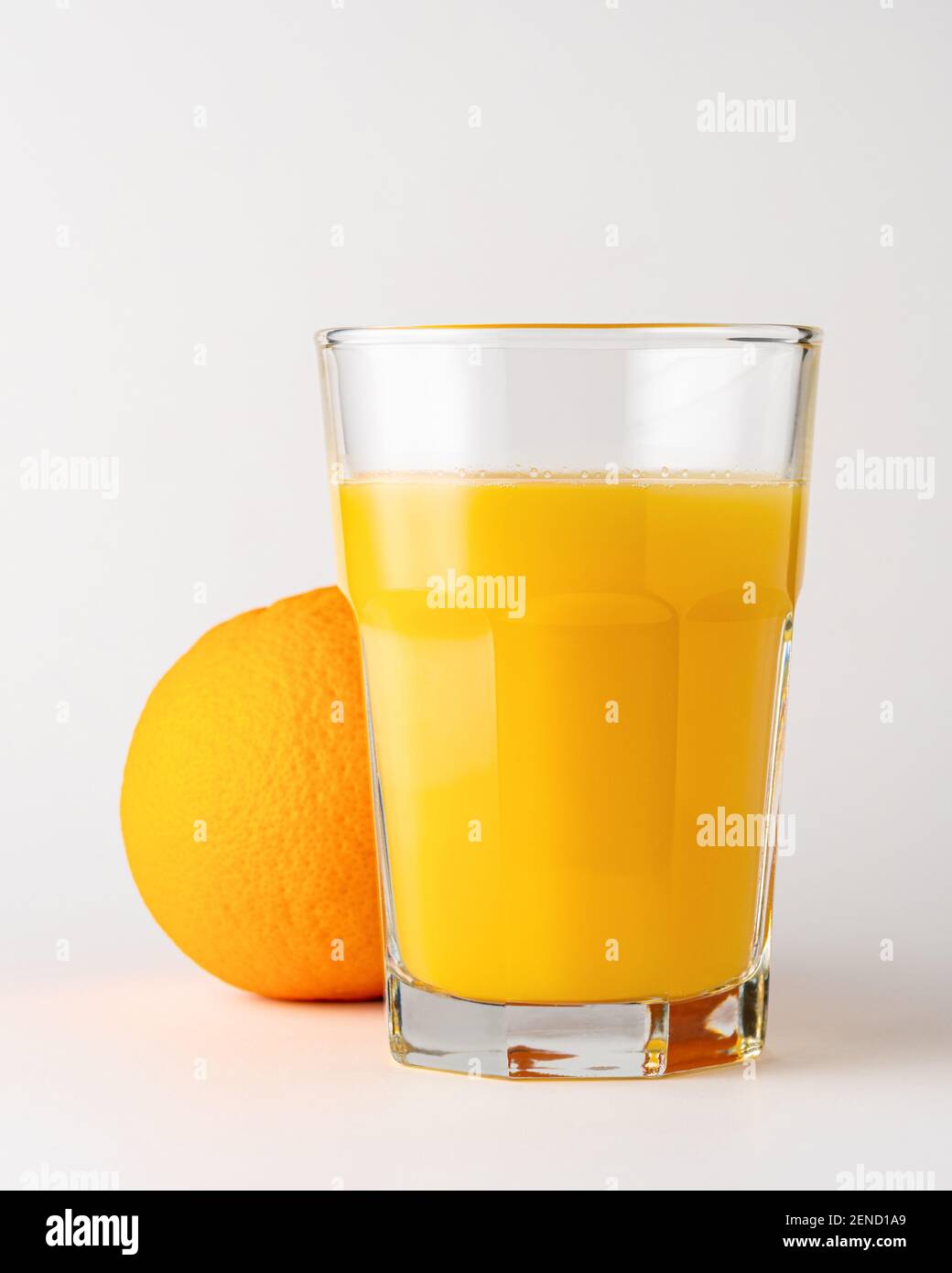 Verre de jus d'orange et de fruits d'orange sur fond blanc. Concept fruit. Banque D'Images