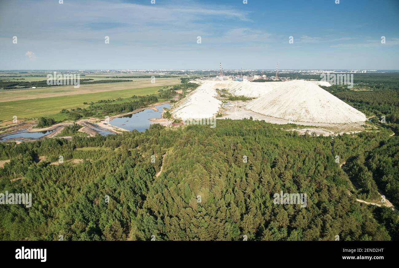 Lac poison avec déchets solides montagne vue aérienne de drone Banque D'Images