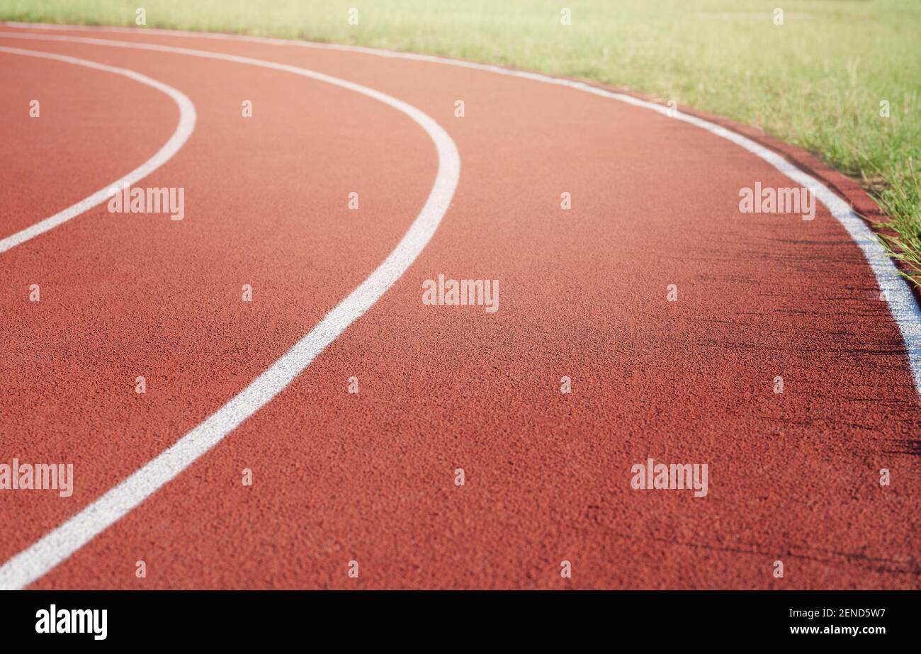 La voie rouge de l'athlète sur l'arène de sport vue rapprochée Banque D'Images