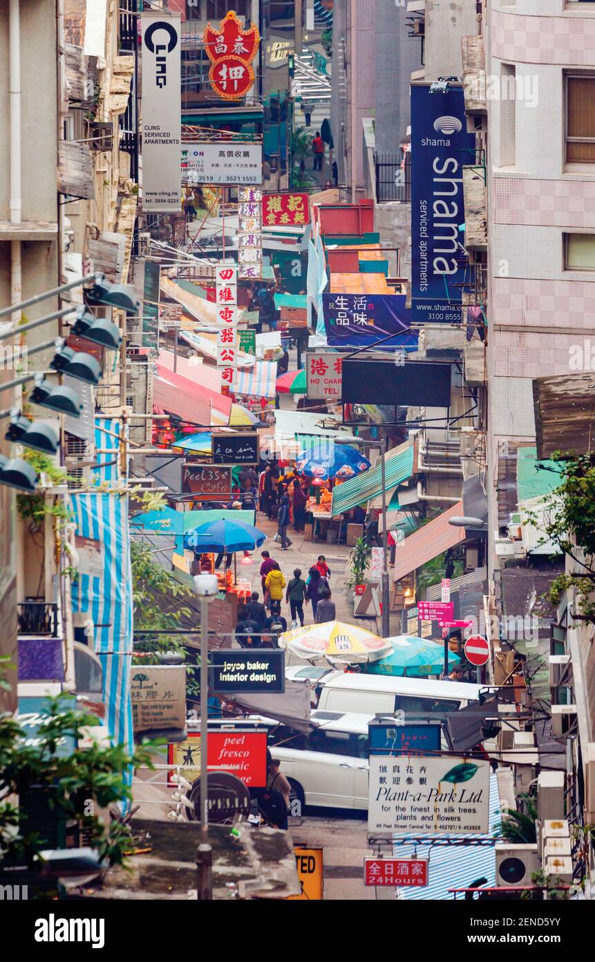 Hong Kong, Chine. Peel Street. Scène de rue avec panneaux bilingues. Banque D'Images