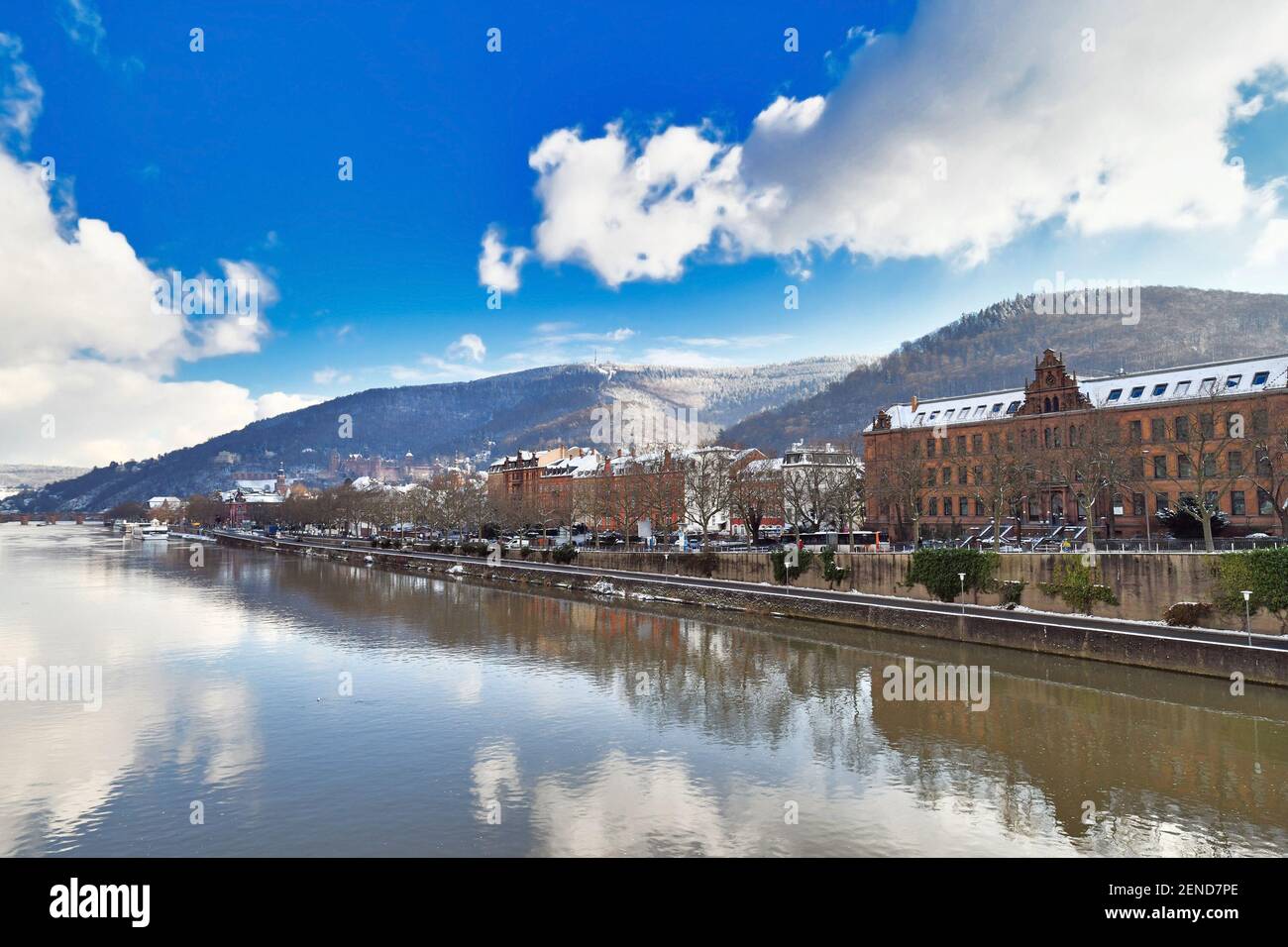 Heidelberg, Allemagne - février 2021 : rivière Neckar avec colline de la forêt d'Odenwald et château historique. Vue depuis le pont Theodor Heuss le jour d'hiver ensoleillé Banque D'Images