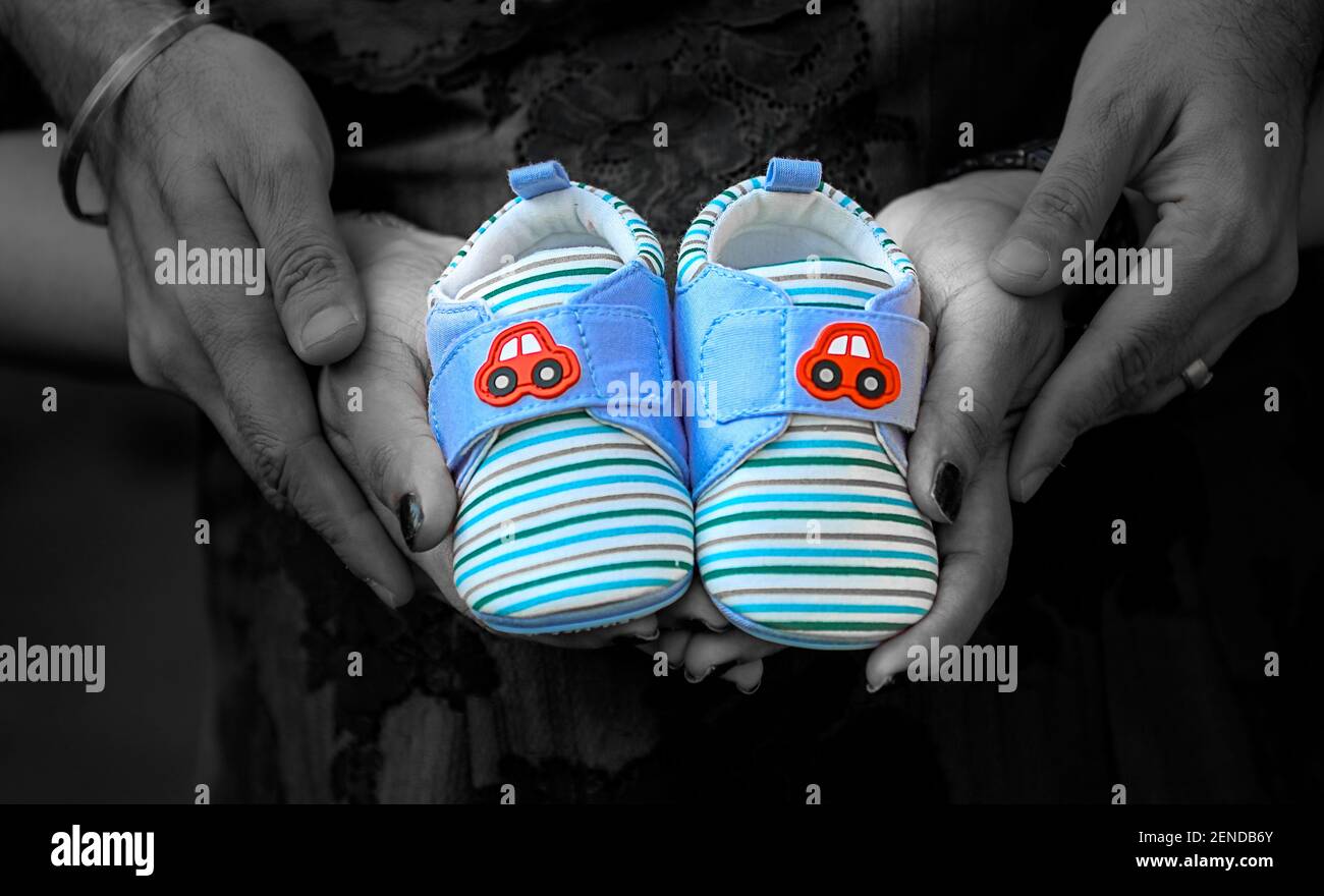 Idees De Photo De Maternite Pour Couple Avec Des Chaussures De Bebe En Main Photo Stock Alamy