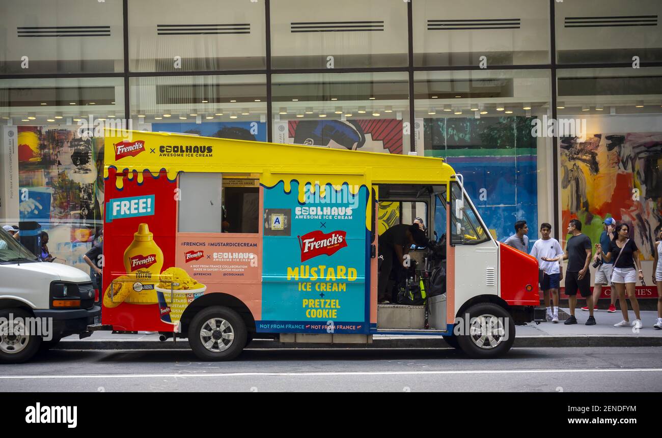 Les amateurs de glaces et de moutarde se rassemblent à Midtown Manhattan pour déguster des glaces de moutarde de la française le jeudi 1er août 2019. Une collaboration avec la crème glacée tendance Coolhaus la crème glacée Mustard utilise de la moutarde française pour créer sa couleur jaune éclatante. Frenchâ€ s est une marque de McCormick. (Âphoto de Richard B. Levine) Banque D'Images