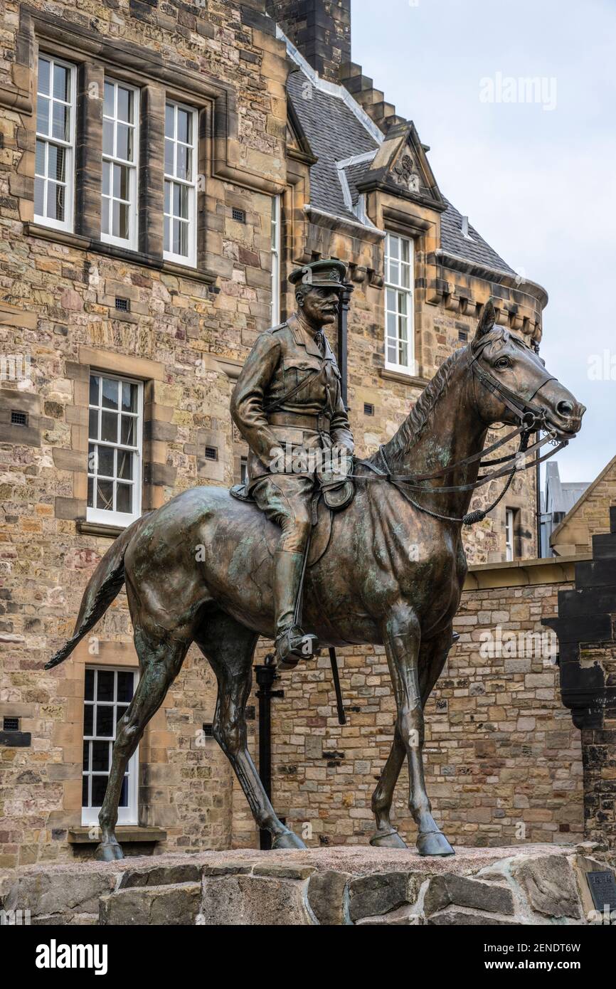 Statue équestre en bronze du maréchal Earl Haig devant le musée national de la guerre, sur la place de l'hôpital, au château d'Édimbourg, en Écosse, au Royaume-Uni Banque D'Images