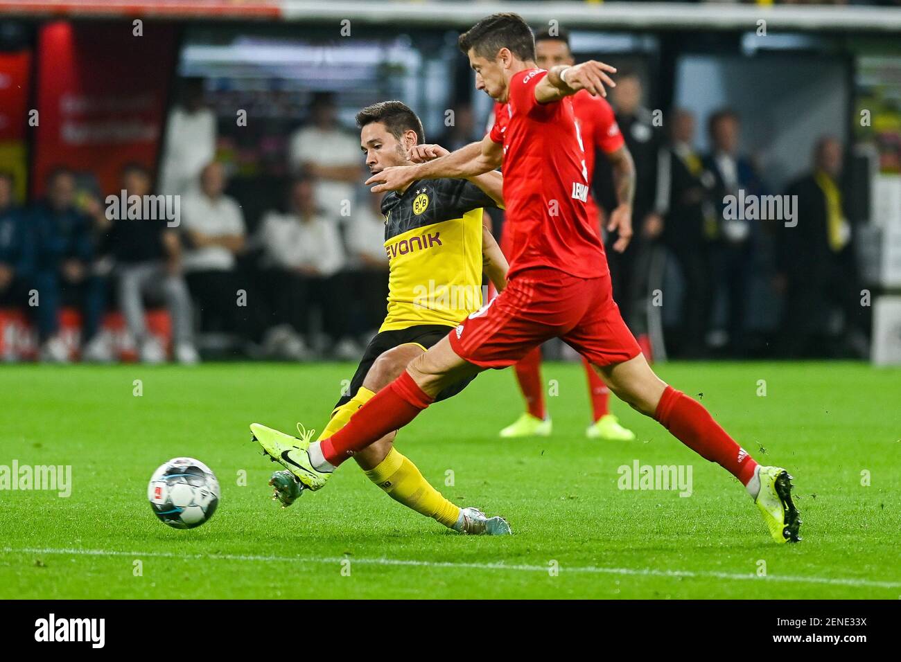 Raphaël Guerreiro de Borussia Dortmund (L) et Robert Lewandowski de Bayern Munich (R) sont vus en action lors du match de finale 2019 de Supercup Allemagne entre Borussia Dortmund et Bayern Munich. (Note finale: Borussia Dortmund 2:0 Bayern Munich) (photo de Mateusz Slodkowski / SOPA Images / Sipa USA) Banque D'Images