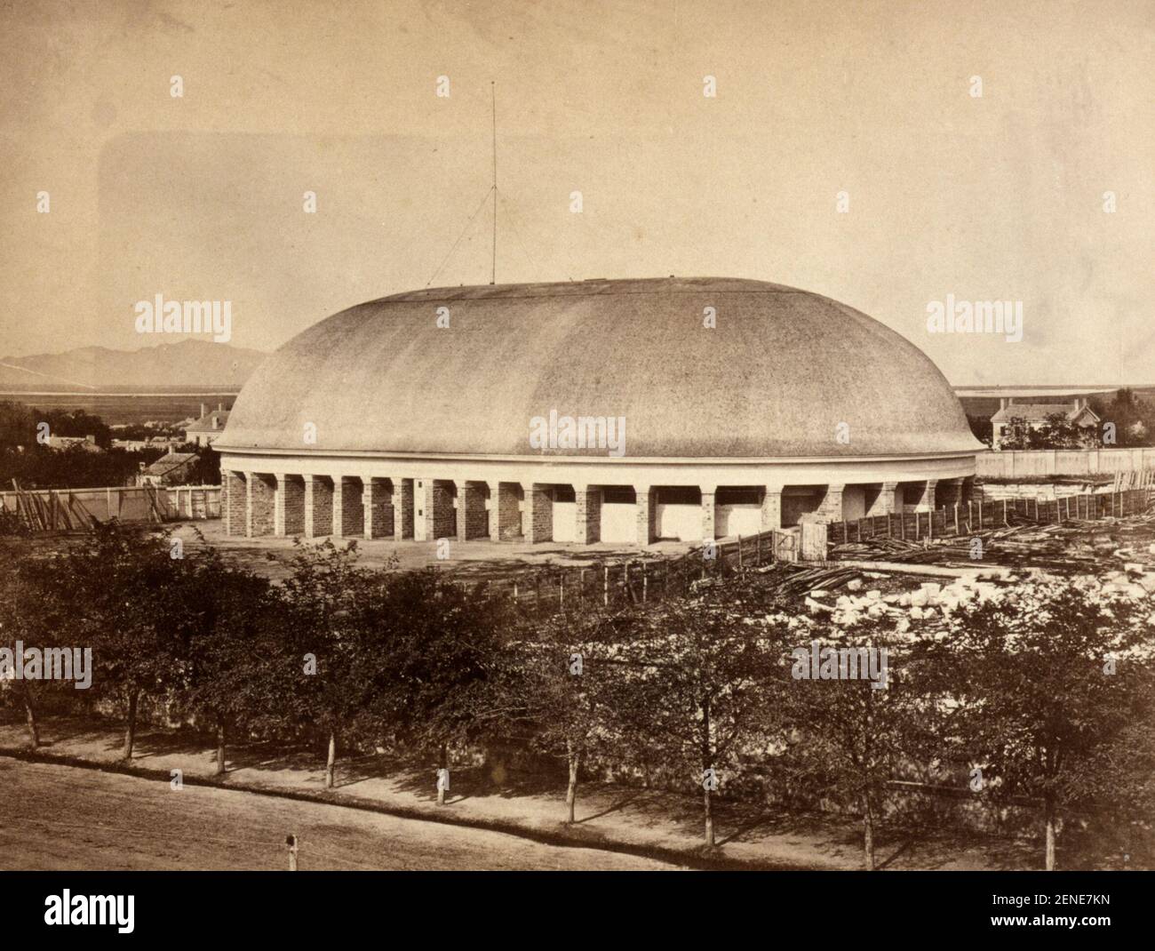 Great Mormon Tabernacle - Salt Lake City - la photographie montre une vue panoramique du Mormon Tabernacle à Salt Lake City, Utah - Andrew Russell, 1868 Banque D'Images