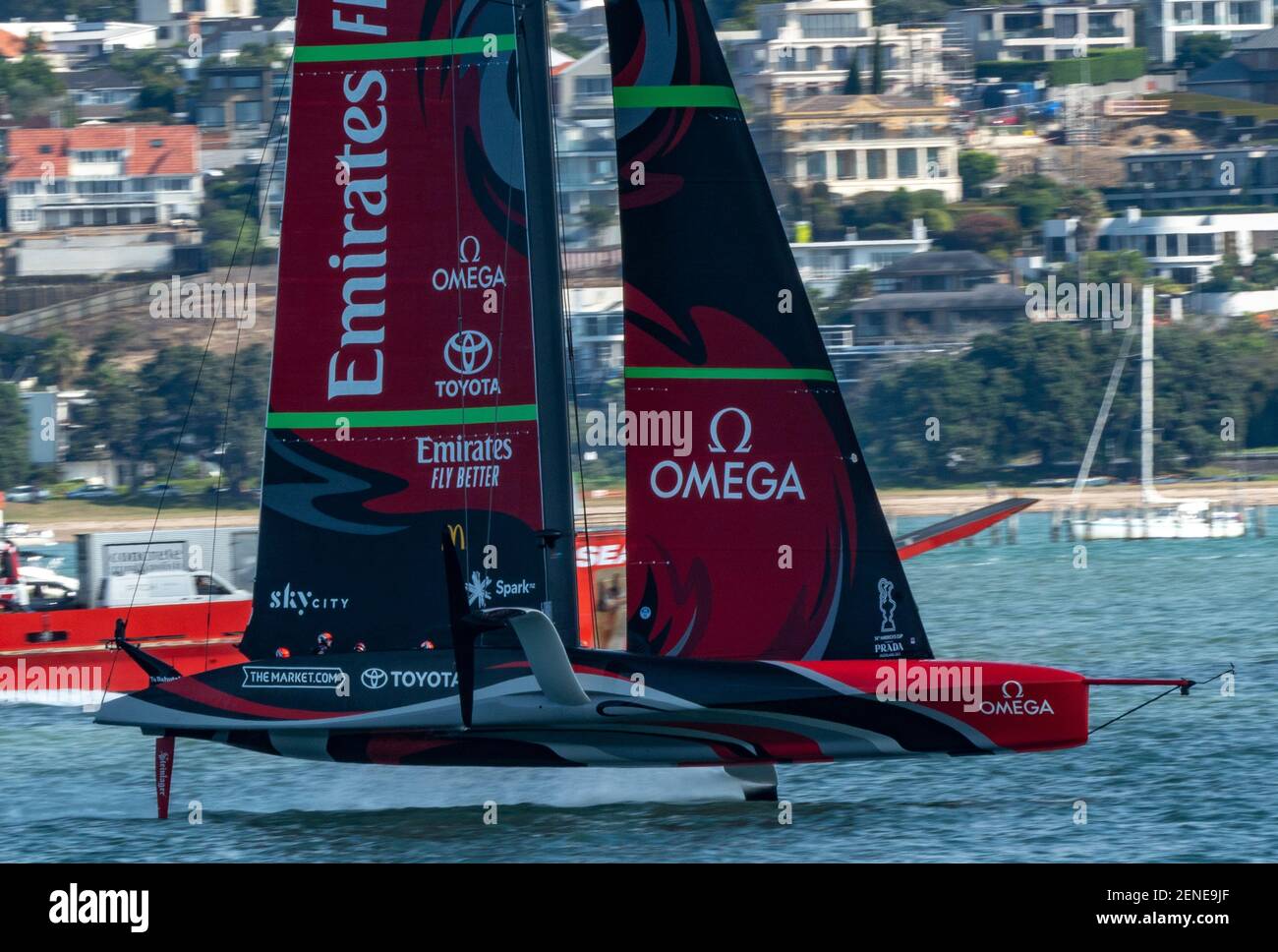 Auckland, Nouvelle-Zélande, le 26 février 2021 - Emirates Team te Rehutai, de Nouvelle-Zélande, brocarté par Peter Burling, se lance dans le port de Waitemata lors d'une séance d'entraînement avant le clash de la coupe de l'Amérique avec l'équipe italienne Luna Rossa Prada Pirelli lors de la coupe de l'Amérique à partir du 6 mars. On s'attend à ce que les yachts de classe AC75 qui se mouillent brisent la barrière de vitesse de 100 km/h pendant la compétition. Crédit : Rob Taggart/Alay Live News Banque D'Images