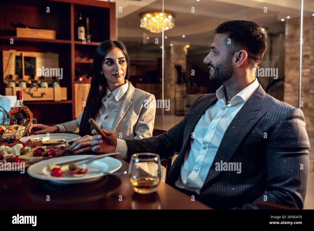 Partenaires d'affaires ayant un dîner dans un restaurant élégant Banque D'Images