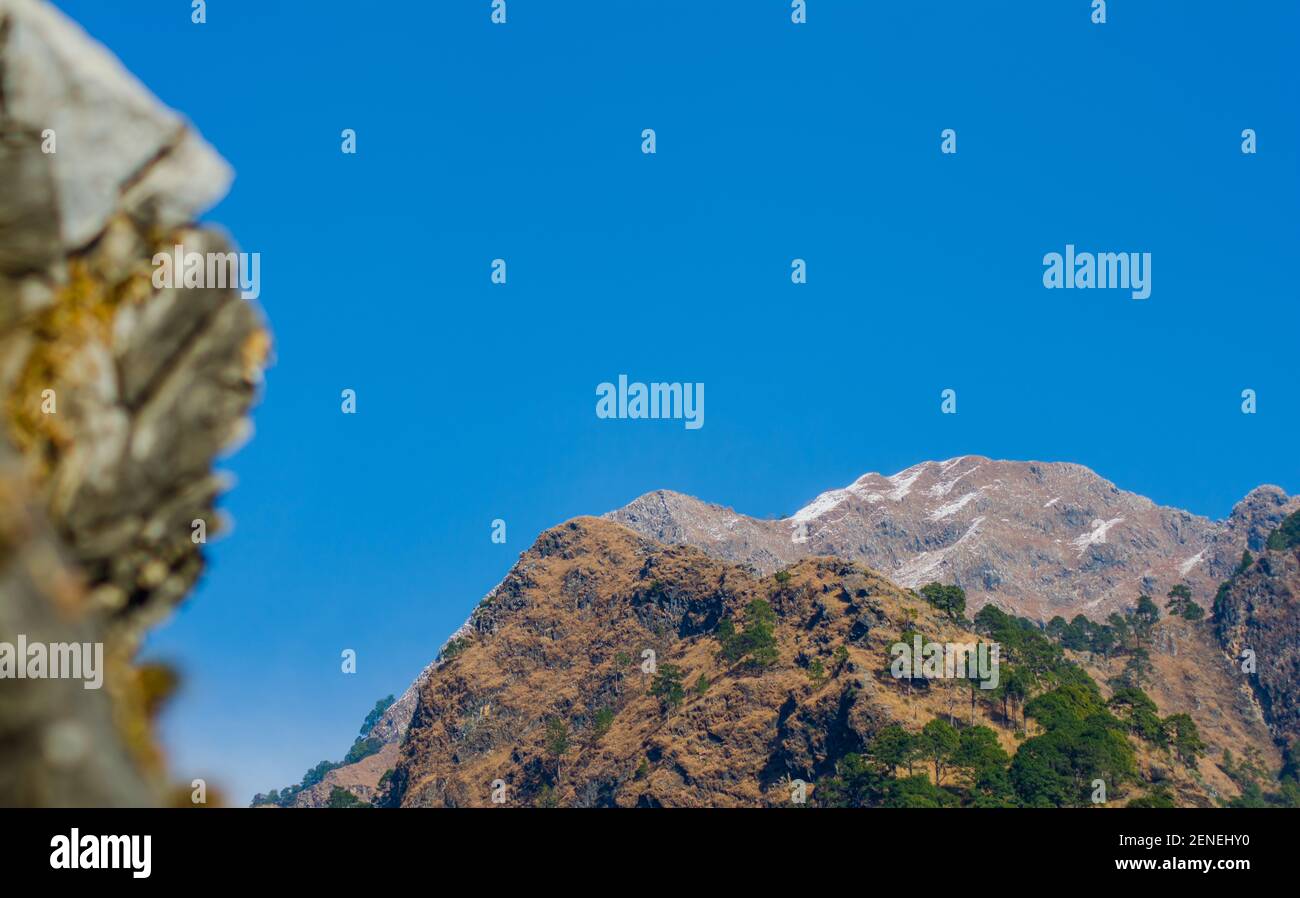 Belle ville et chaîne de montagnes de l'himalaya vue de la montagne de vaishnodevi, patnitop et Nathatop Jammu Banque D'Images