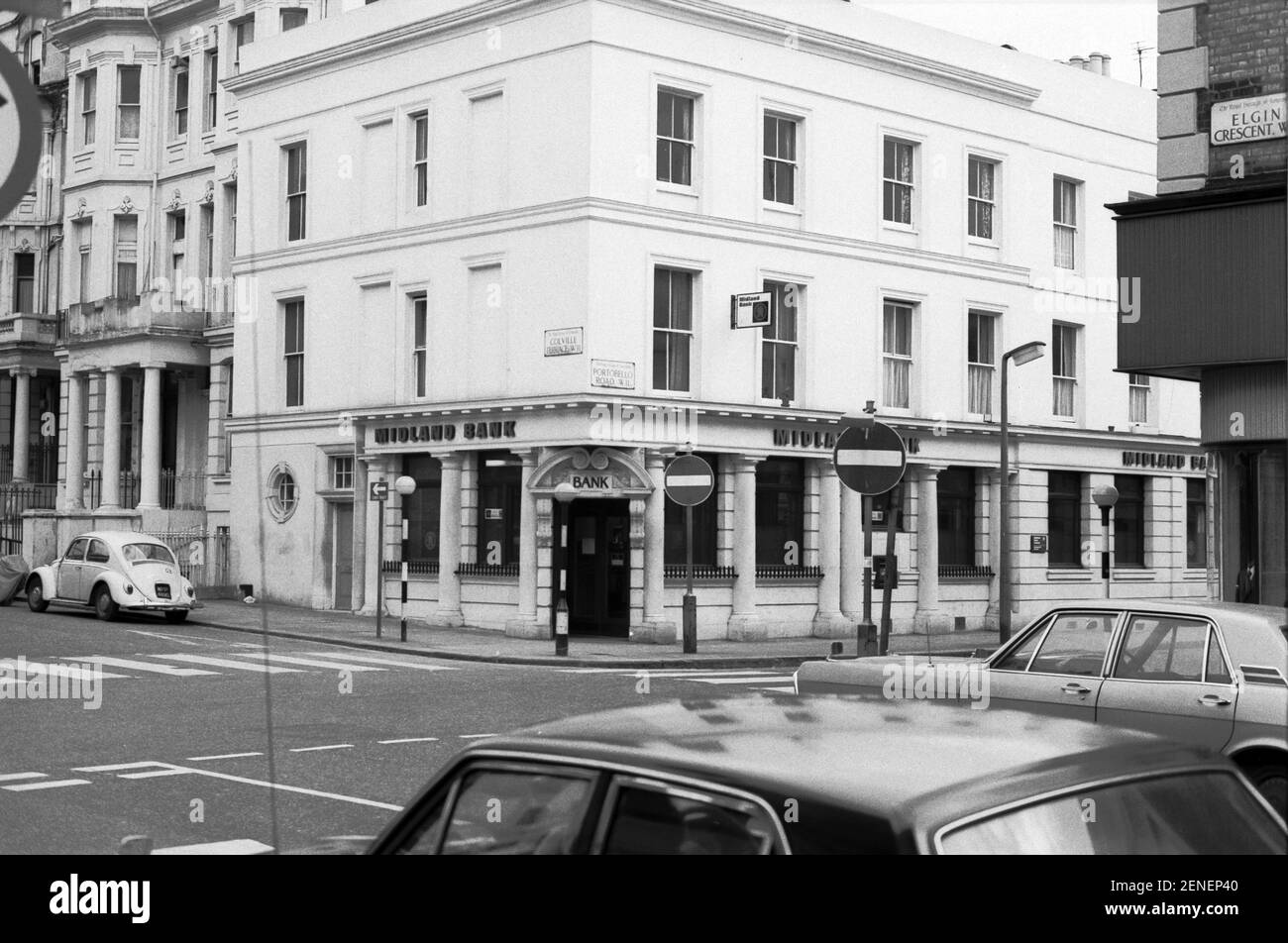 Royaume-Uni, West London, Notting Hill, 1973.Le croissant Elgin rencontre Portobello Road.Colville Terrace en face.La Midland Bank est maintenant fermée. Banque D'Images