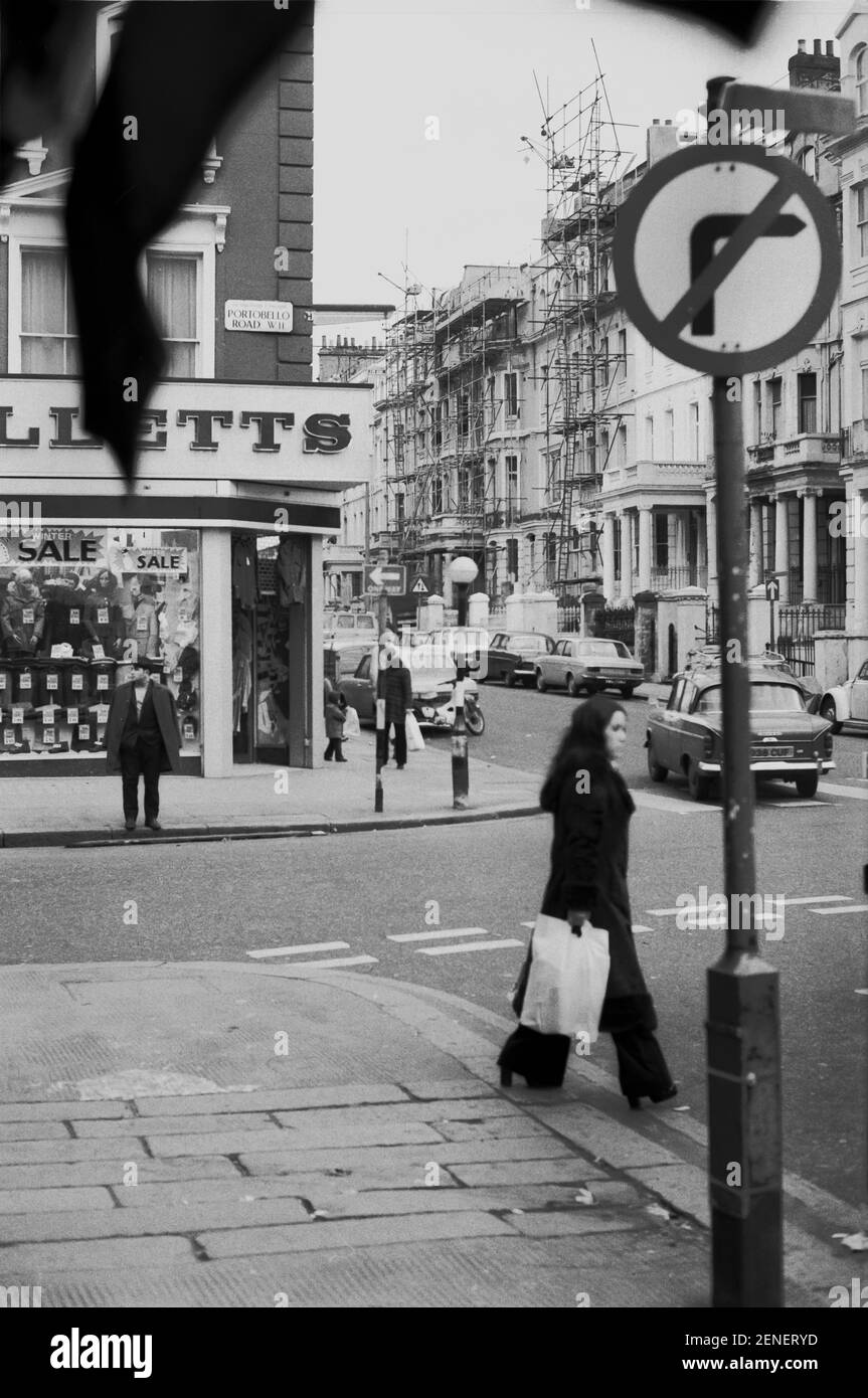 Royaume-Uni, West London, Notting Hill, 1973. Les grandes maisons de quatre étages en ruine et en ruine commencent à être restaurées et redécorées. Le croissant Elgin rencontre Portobello Road. Oposite Colville Terrace avec échafaudage sur les maisons en cours de réparation. Banque D'Images