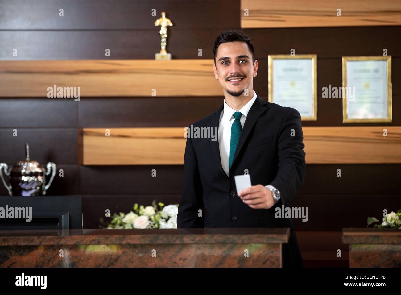 Réceptionniste tenant une carte-clé dans sa main Banque D'Images