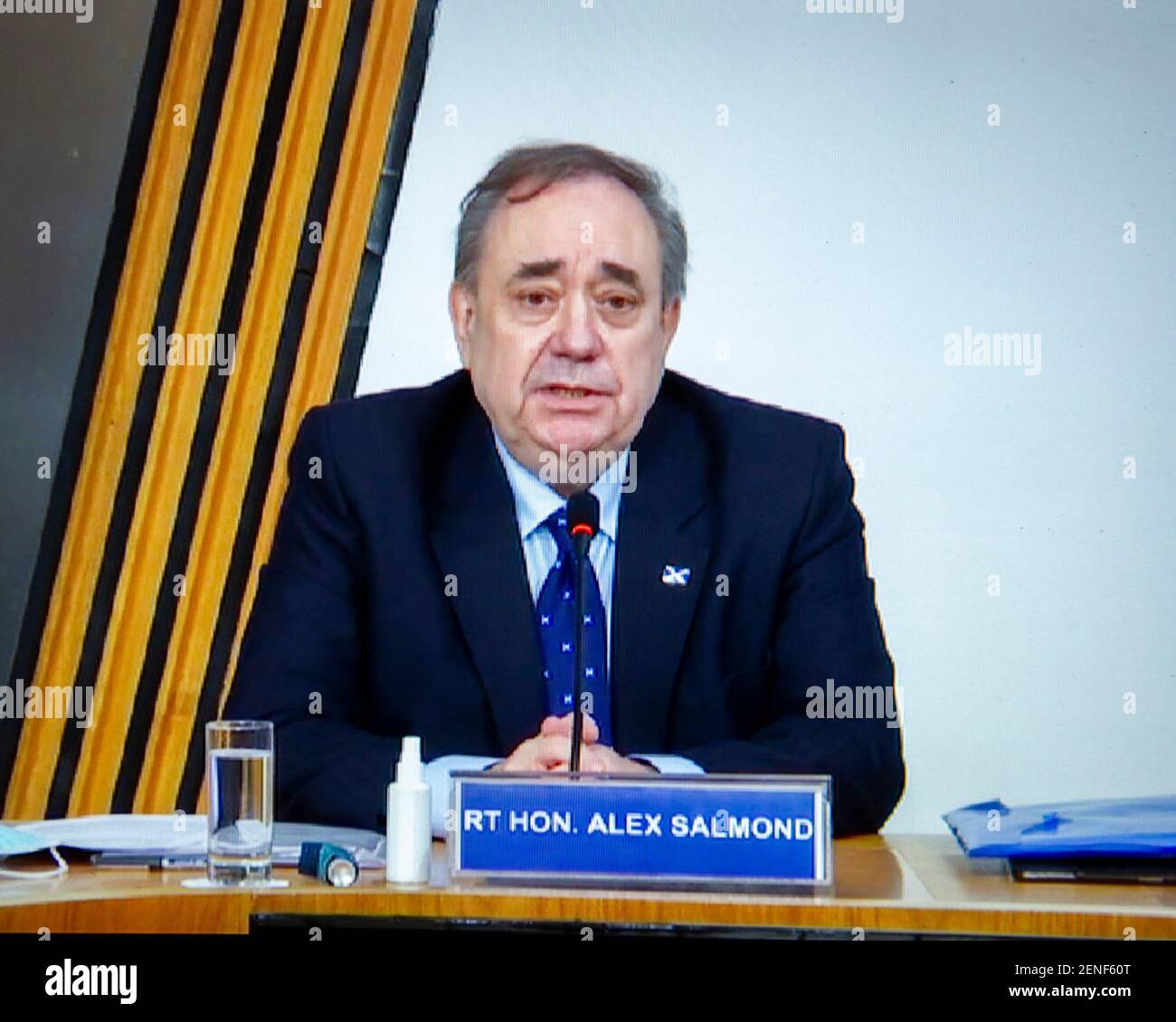 Édimbourg, Écosse, Royaume-Uni. 26 février 2021. En photo : Alex Salmond, ancien Premier ministre d'Écosse et ancien chef du Parti national écossais (SNP), a vu témoigner devant le Comité du gouvernement écossais sur le traitement des plaintes de harcèlement. Il est vu à la télévision du Parlement où il a reçu quatre heures pour témoigner. Il était prévu mardi plus tôt cette semaine, cependant en raison de complications de certaines pièces si les preuves ne sont pas publiées l'équipe de M. Salmond a été retardée jusqu'à aujourd'hui. Crédit : Colin Fisher/Alay Live News Banque D'Images