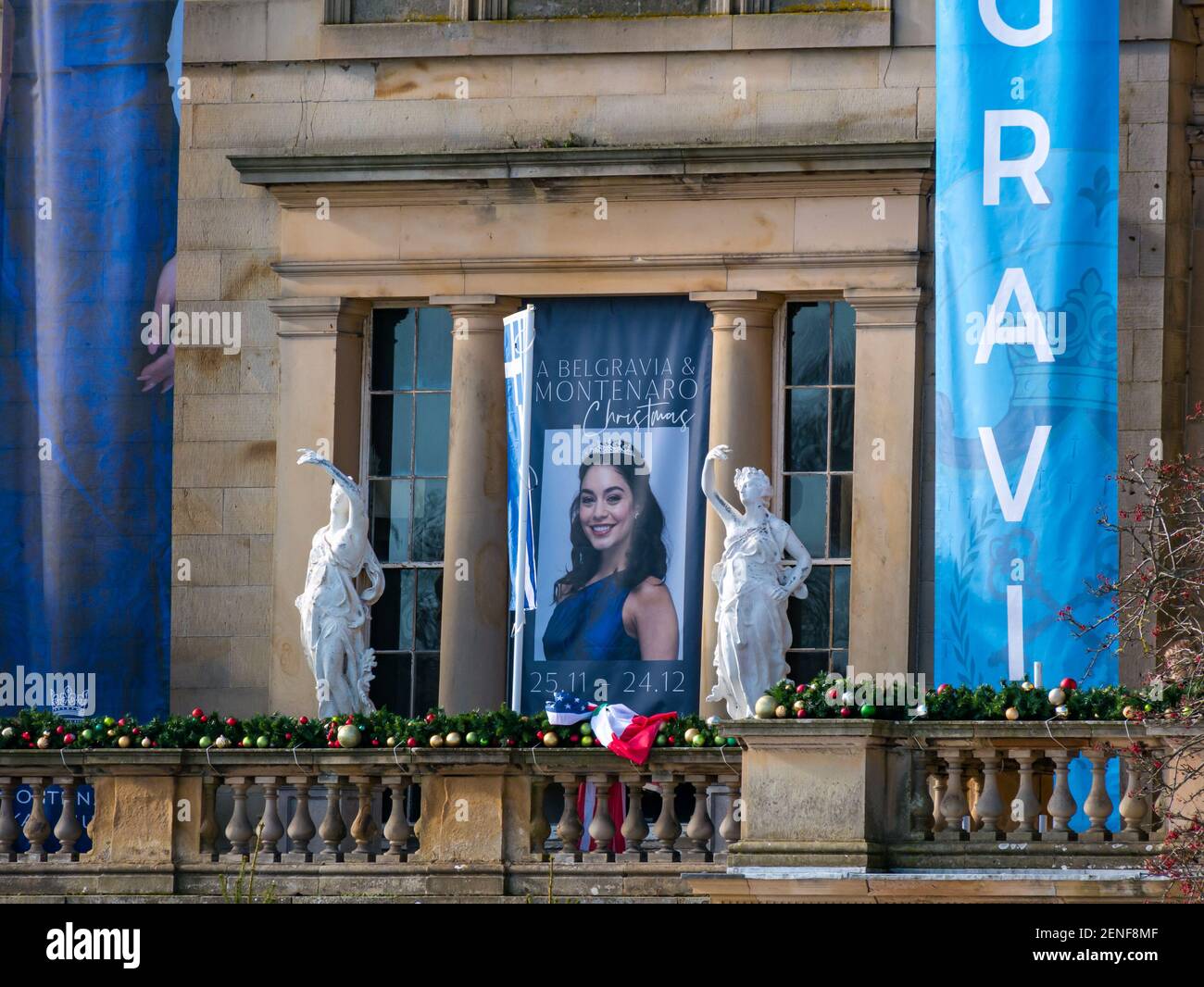 East Lothian, Écosse, Royaume-Uni, 26th février 2021.Princess Switch lieu du film: Gosford House est transformé en Montenaro Royal Museum pour un ensemble de film de Noël de la troisième série de la comédie romantique Netflix avec Vanessa Hudgens avec des couronnes sur les fenêtres, arbres de Noël et décorations et des préparations pour la fausse neige.Les bannières et les drapeaux internationaux suggèrent un événement de paix international dans le scénario Banque D'Images