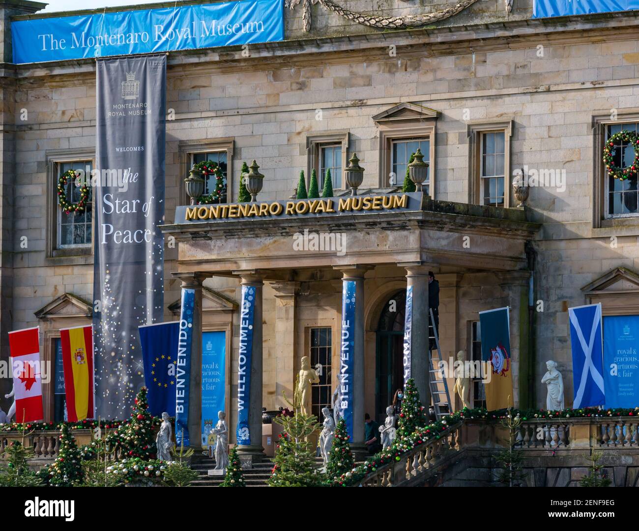 East Lothian, Écosse, Royaume-Uni, 26th février 2021.Princess Switch lieu du film: Gosford House est transformé en Montenaro Royal Museum pour un ensemble de film de Noël de la troisième série de la comédie romantique Netflix avec Vanessa Hudgens avec des couronnes sur les fenêtres, arbres de Noël et décorations et des préparations pour la fausse neige.Les bannières et les drapeaux internationaux suggèrent un événement de paix international dans le scénario Banque D'Images