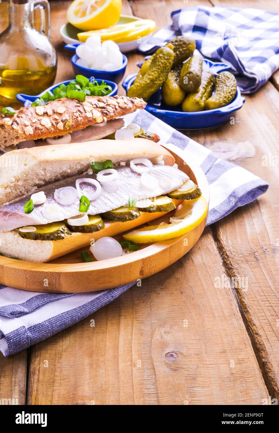 Hareng hollandais dans un sandwich dans un petit pain blanc. Griller avec  du hareng hollandais, des oignons et des cornichons. Hors-d'œuvre rustique  traditionnel avec fruits de mer. Cuisine populaire aux pays-Bas. Copier