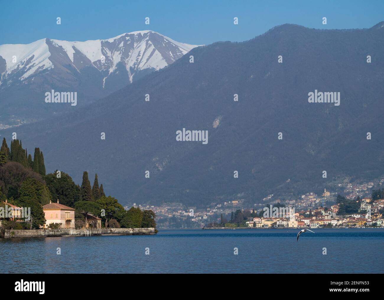 Magnifique paysage italien le jour du printemps dans un lac de Cernobbio.Como, lacs italiens, Italie. Banque D'Images