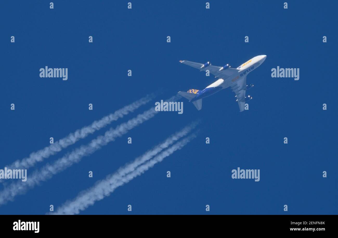 Wimbledon, Londres, Royaume-Uni. 26 février 2021. Le Boeing 747 Jumbo Jet Freighter d'Atlas Air survole Londres dans la stratosphère depuis Douvres, Delaware, en route vers Francfort, résolu à 39 000 pieds au-dessous avec un téléobjectif. Les vols de fret restent occupés pendant la pandémie du coronavirus. Crédit : Malcolm Park/Alay Live News. Banque D'Images