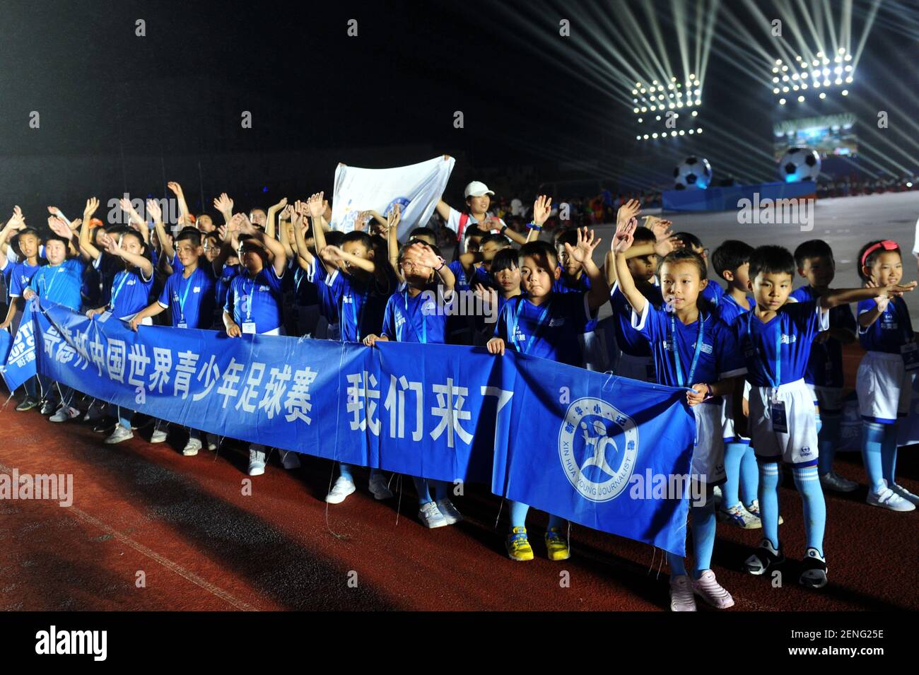 Des journalistes adolescents assistent à la cérémonie d'ouverture de la Gothia Cup China 2019 à Qingdao, dans la province de Shandong, dans l'est de la Chine, le 13 août 2019. La cérémonie d'ouverture de la Gothia Cup China 2019 s'est tenue à Qingdao, dans la province de Shandong, en Chine orientale, du 13 au 22 août 2019. Plus de 7000 jeunes joueurs d'environ 40 pays et régions participeront à la Gothia Cup 2019 à Chin. (Photo de Xue hun - Imaginechina/Sipa USA) Banque D'Images