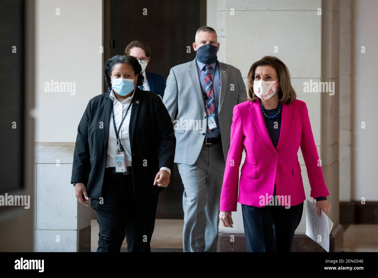 La Présidente de la Chambre des représentants des États-Unis Nancy Pelosi (démocrate de Californie) arrive pour sa conférence de presse hebdomadaire au Capitole des États-Unis à Washington, DC, le jeudi 25 février 2021. Crédit : Rod Lamkey/CNP/MediaPunch Banque D'Images