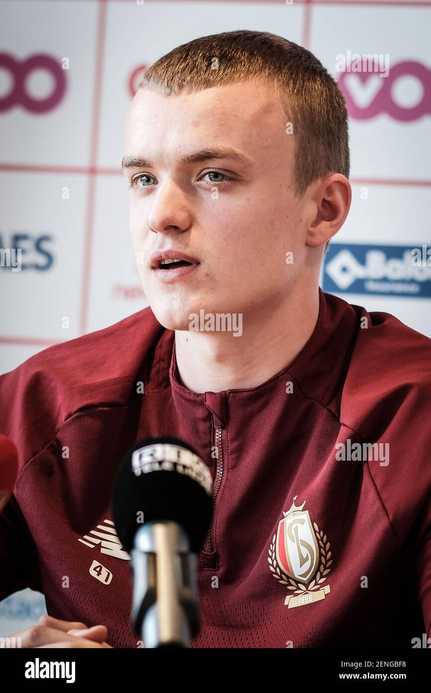 Standard Hugo Siquet photographié lors d'une conférence de presse de l'équipe belge de football Standard de Liège, vendredi 26 février 2021 à Liège, devant leur u Banque D'Images