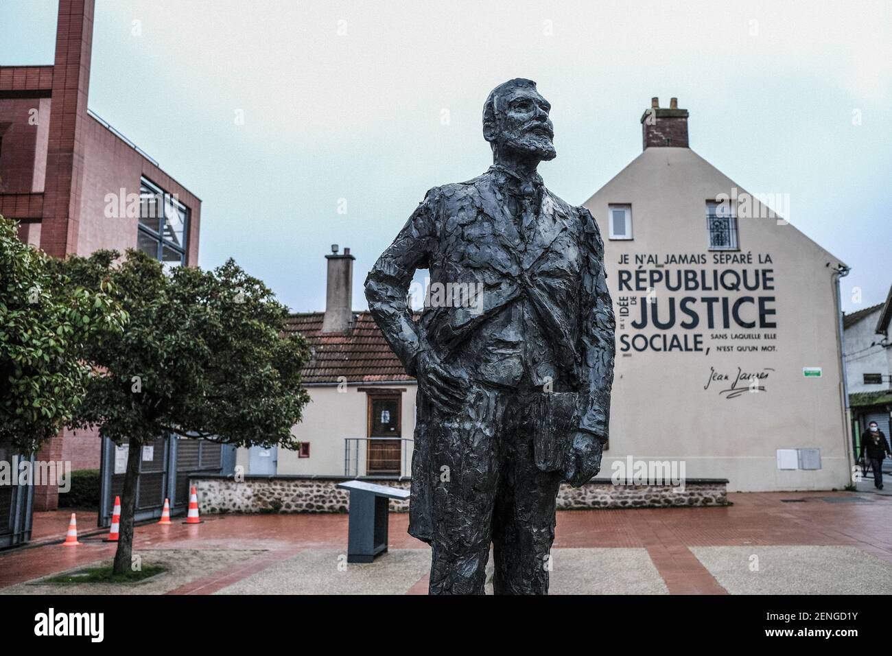 Maison De La Justice Et Du Droit Trappes Statue de Jean Jaures devant l'hôtel de ville de trappes Photo Stock - Alamy