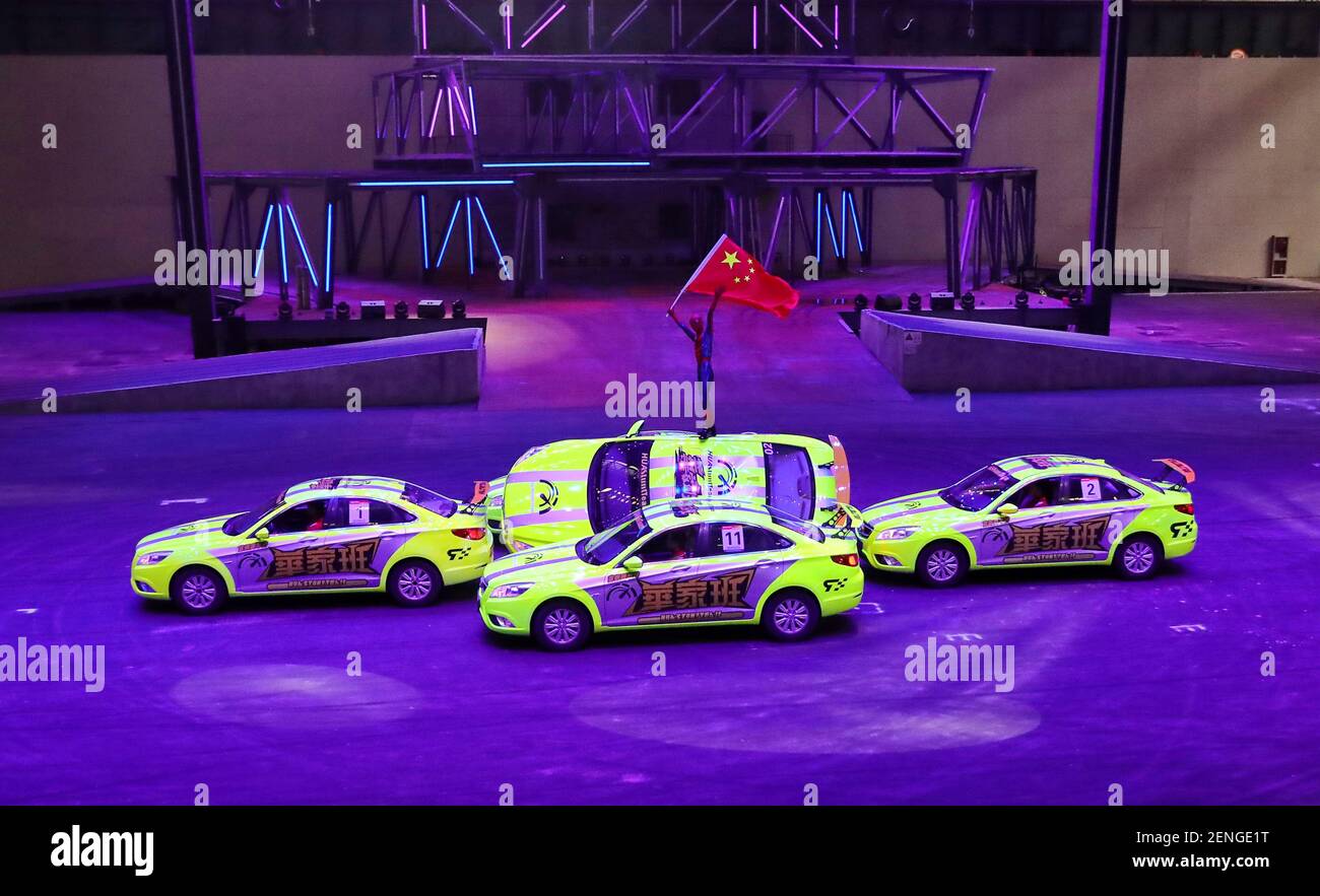 Des membres des équipes acrobatiques de course automobile se sont produits lors de la cérémonie de réouverture de la vallée de course de Qinhuangdao Shougang, dans la ville de Qinhuangdao, dans la province de Hebei, au nord de la Chine, le 16 août 2019. La cérémonie de réouverture de Qinhuangdao Shougang Racing Valley a eu lieu dans l'usine de Qinhuangdao Shougang, marquant la transformation magnifique de l'usine de Qinhuangdao Shougang entrant dans une nouvelle phase de développement. (Photo de Cao jianxiong - Imaginechina/Sipa USA) Banque D'Images