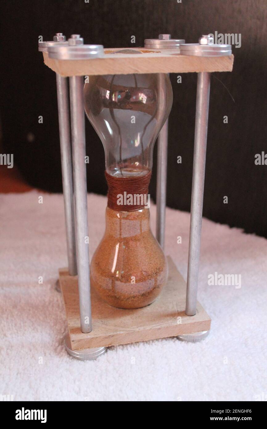 sablier fragile avec sable rouge à l'intérieur sur support métallique pour  présent Photo Stock - Alamy