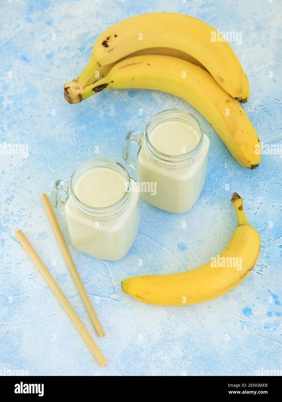 Yaourt à la banane ou smoothie, nourriture végétarienne, régime et concept de santé Banque D'Images
