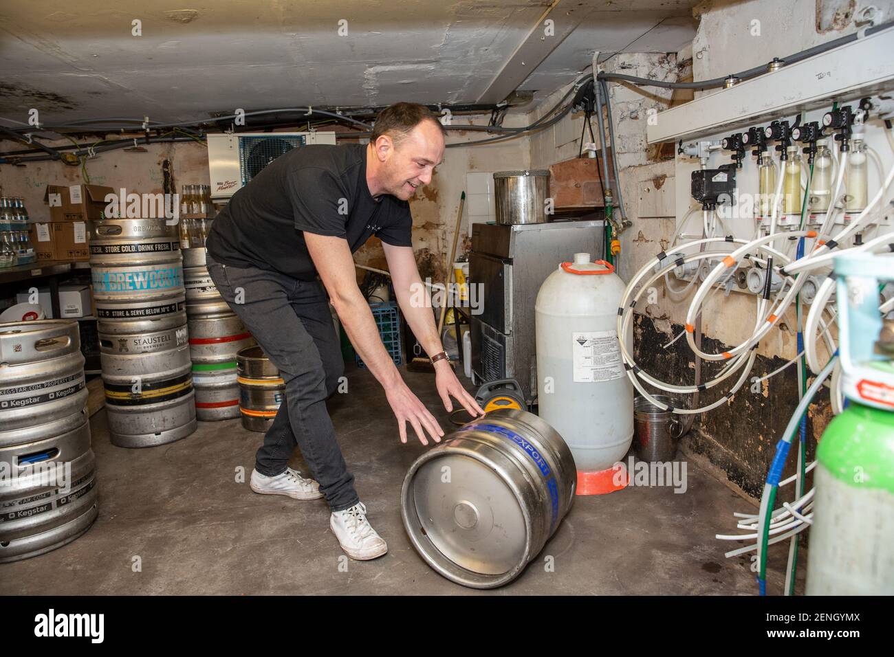 Sean Hughes propriétaire du pub « Dylans » de St Albans prépare des fûts de bière pour rouvrir son pub après la levée du confinement du coronavirus no 3 en Angleterre. Banque D'Images