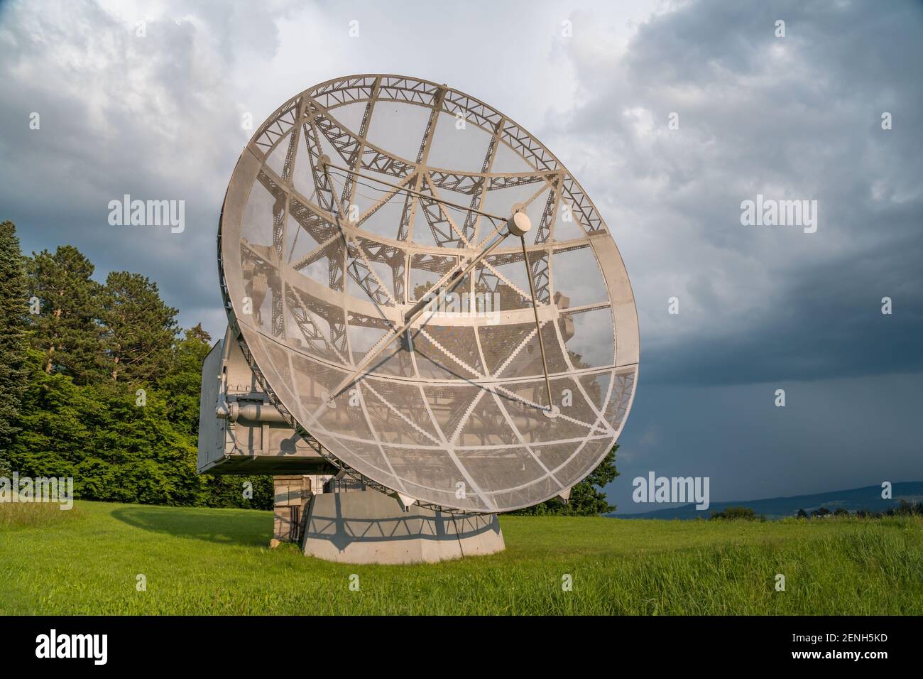 Parabole satellite dans un paysage d'été, radiotelescope pour la recherche spatiale profonde. Observatoire d'Ondrejov, République tchèque. Banque D'Images