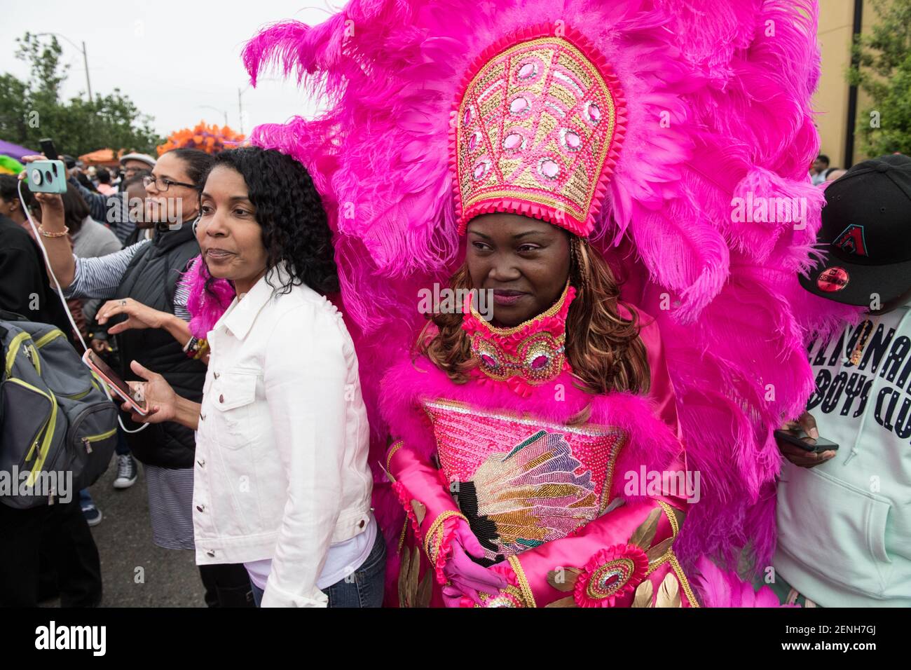 Black Masking Indians (mardi gras Indians), ornés de costumes à plumes vibrantes, chantent et chantent pendant le Super Sunday du centre-ville à la Nouvelle-Orléans. Banque D'Images