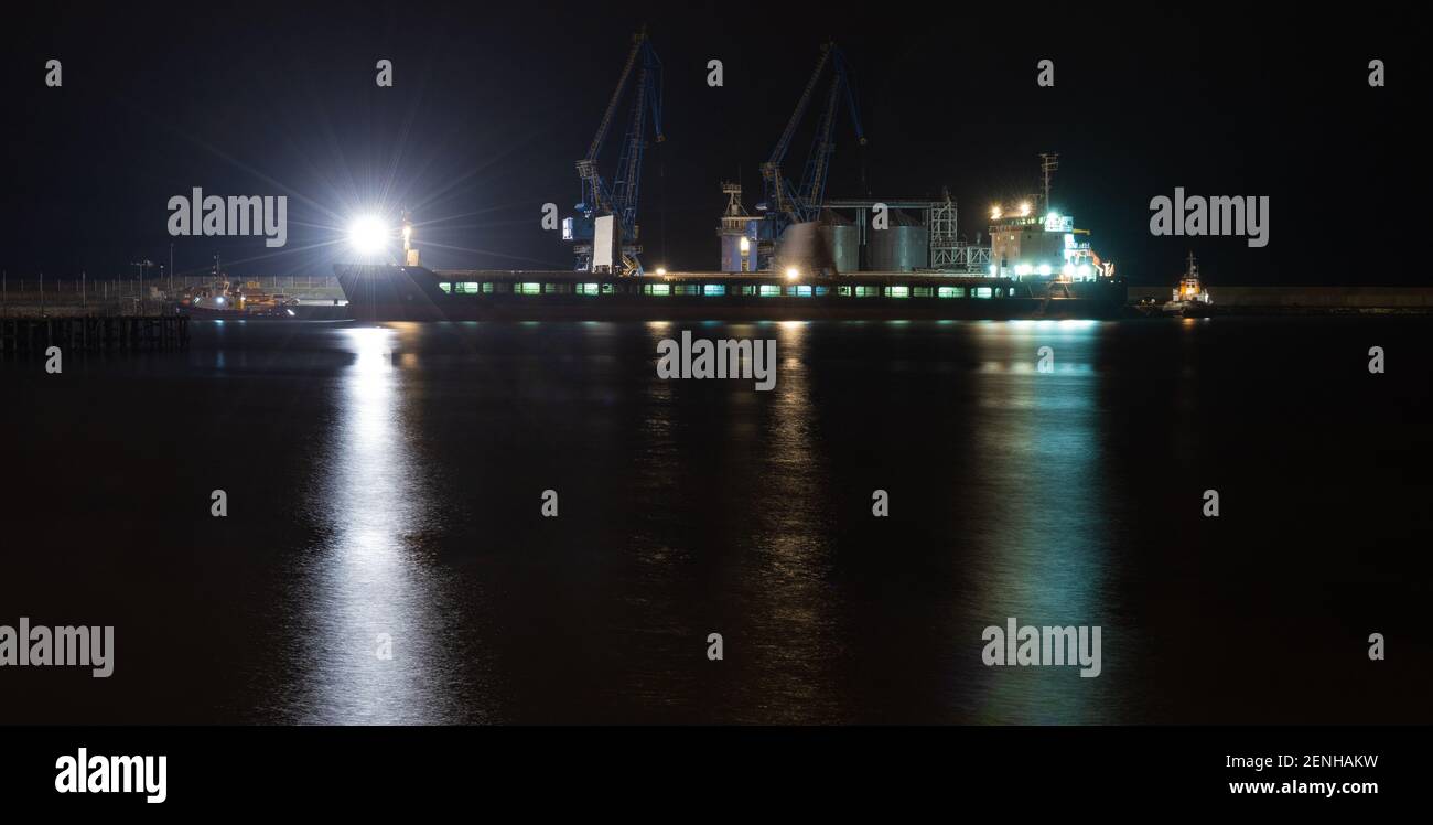 Chargement de nuit d'un navire de transport de vrac de céréales au port de Balchik, mer Noire, district de Dobrich, Bulgarie. Banque D'Images