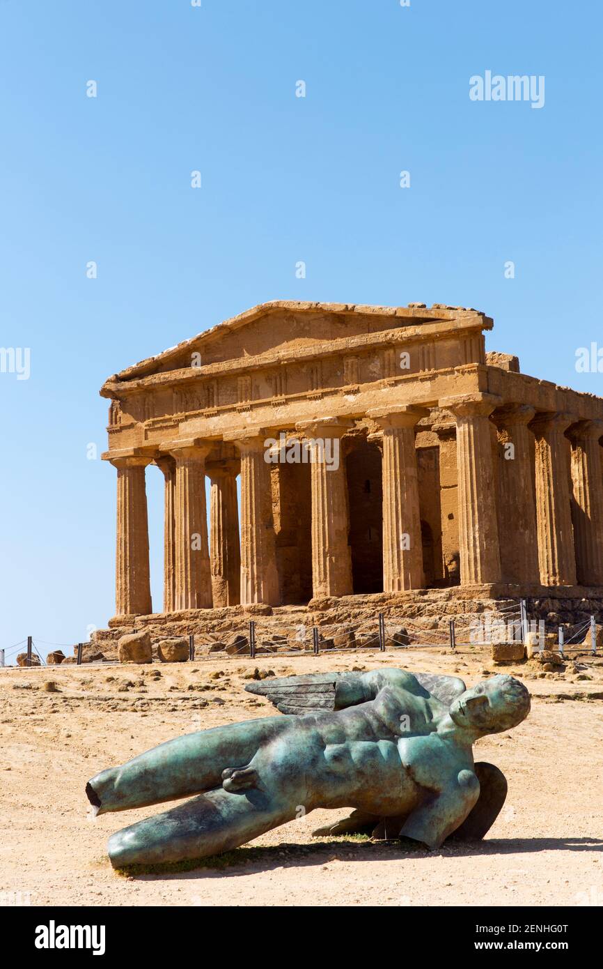 Italie, Sicile, Agrigento, Vallée des temples, Temple de Concord (5th siècle av. J.-C.) avec une statue en bronze d'Icare déchu Banque D'Images