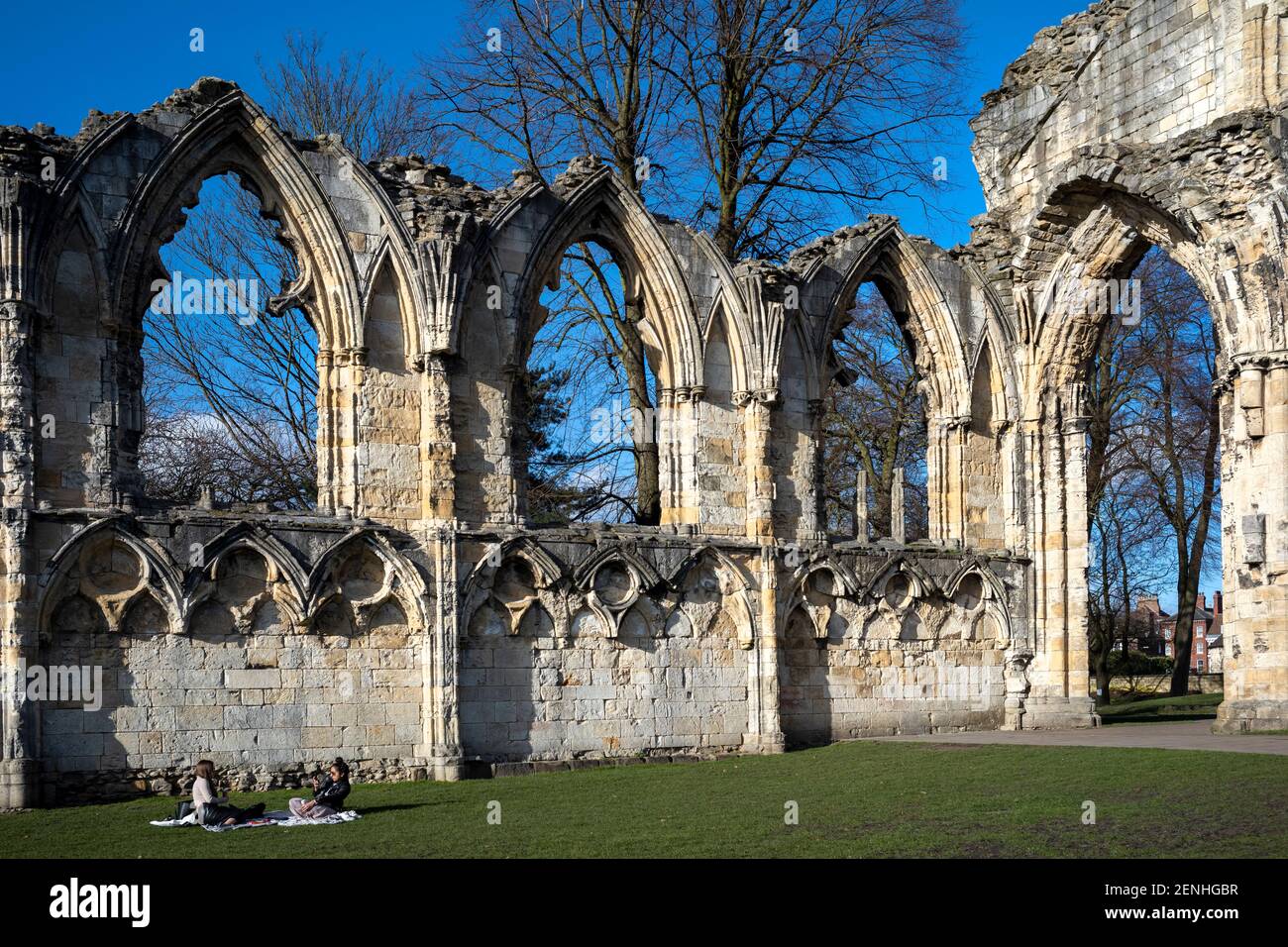Printemps heralding à la lumière du soleil de la fin de l'hiver, Abbaye de St. Mary, ville de York, Royaume-Uni Banque D'Images