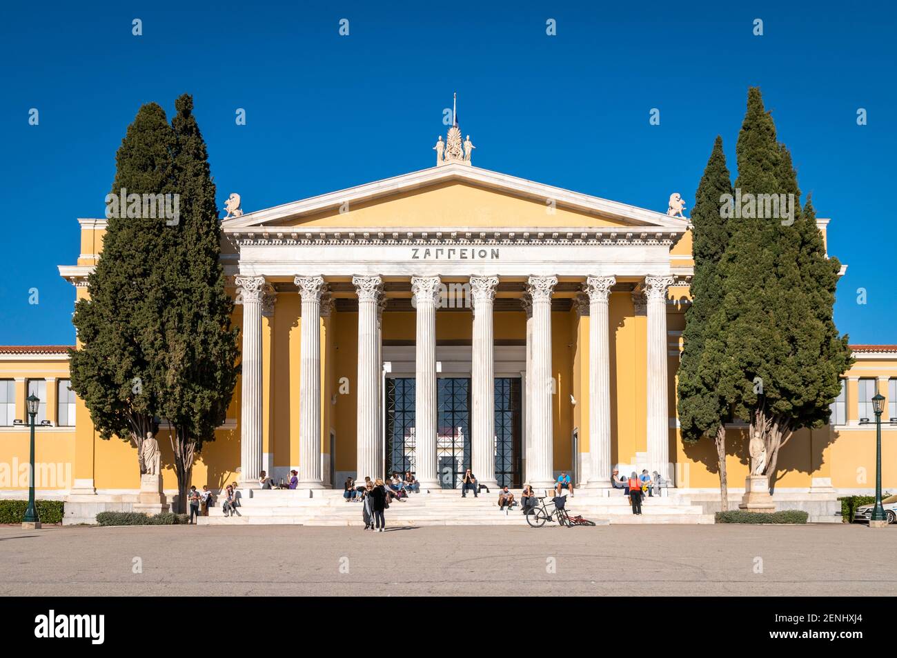 Personnes assises devant la salle Zapaion à Athènes, Grèce Banque D'Images