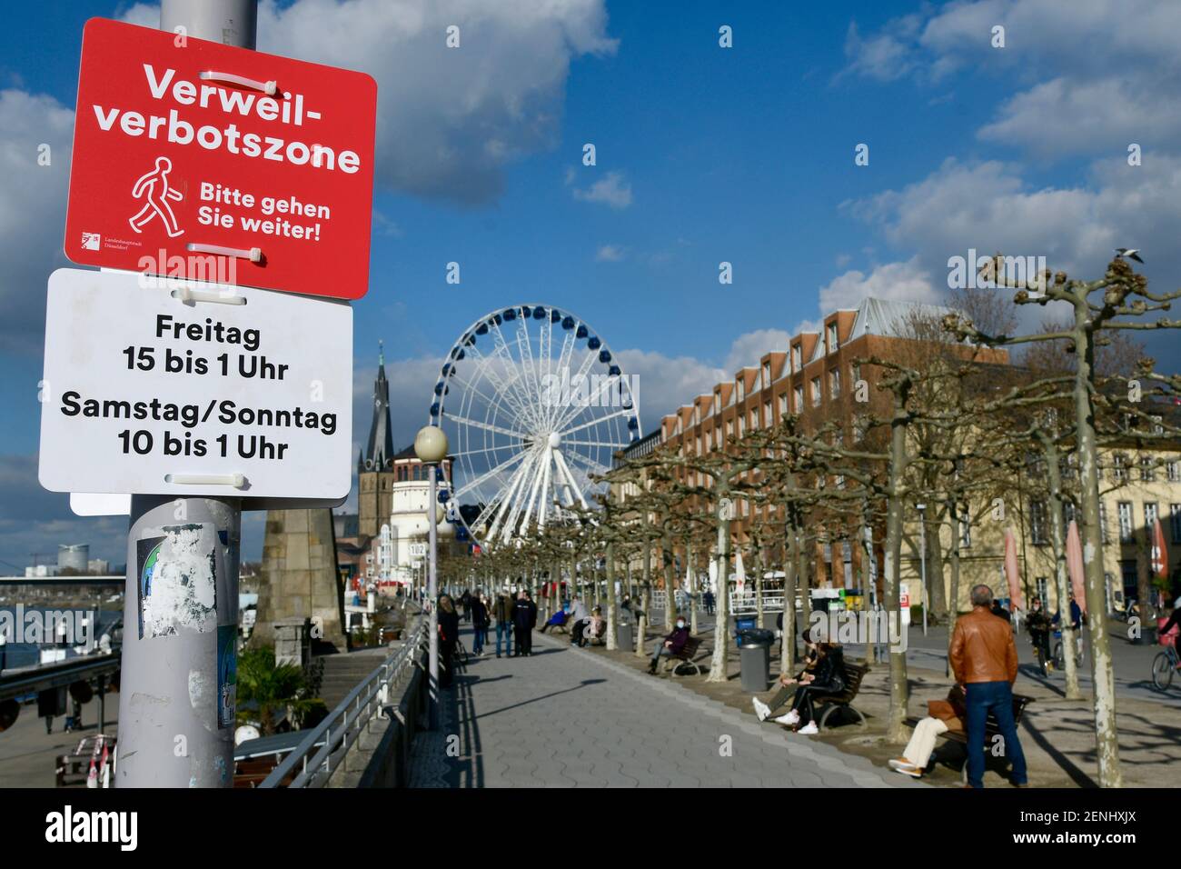 Düsseldorf, NRW Allemagne, 26 février 2021, Corona, "S'il vous plaît marcher dessus": En raison de la foule des gens le week-end dernier, la ville de Düsseldorf a imposé une interdiction sur la promenade du Rhin dans la vieille ville. Cela s'applique le vendredi de 3 h 00 à 1 h 00 et le samedi/dimanche de 10 h 00 à 1 h 00. Il est toujours de 14 h 50 le vendredi et les gens utilisent le temps sur les bancs du parc. Banque D'Images