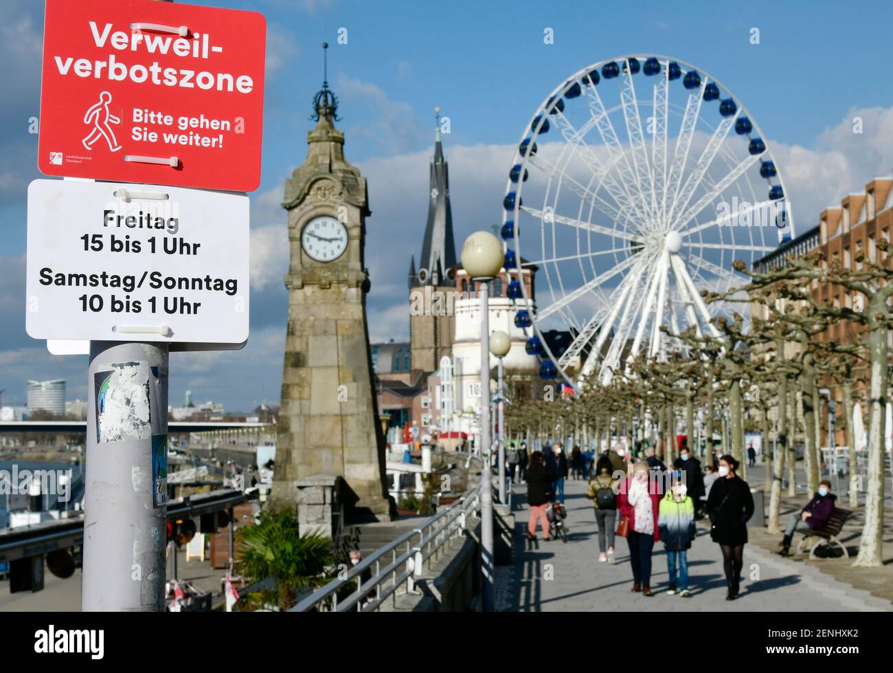 Düsseldorf, NRW Allemagne, 26 février 2021, Corona, "S'il vous plaît marcher dessus": En raison de la foule des gens le week-end dernier, la ville de Düsseldorf a imposé une interdiction sur la promenade du Rhin dans la vieille ville. Cela s'applique le vendredi de 3 h 00 à 1 h 00 et le samedi/dimanche de 10 h 00 à 1 h 00. Il est toujours de 14 h 50 le vendredi et les gens utilisent le temps sur les bancs du parc. Banque D'Images
