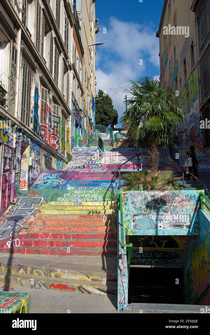 Graffiti coloré et art de la rue dans Escaliers du cours Julien, Marseille, France Banque D'Images