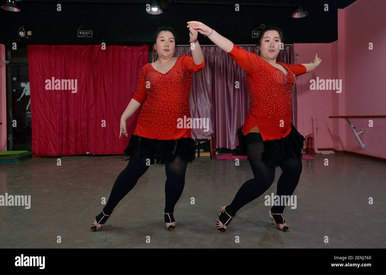 --FILE--une photo non localisée des sœurs jumelles Chuchu et Qiaoqiao dansant en Chine, 20 mai 2019. Chuchu et Qiaoqiao sont des sœurs jumelles qui sont passées célèbres comme danseuses latines sur l'émission de télévision 'Brilliant Chinese' en 2015, 20 mai 2019. (Photo de Stringer - Imaginechina/Sipa USA) Banque D'Images