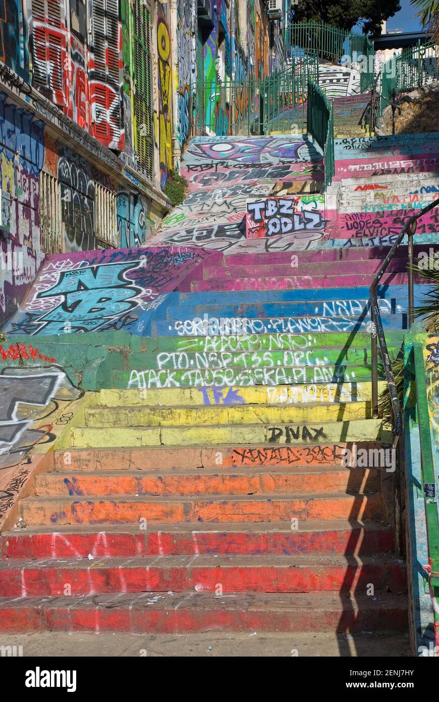 Graffiti coloré et art de la rue dans Escaliers du cours Julien, Marseille, France Banque D'Images