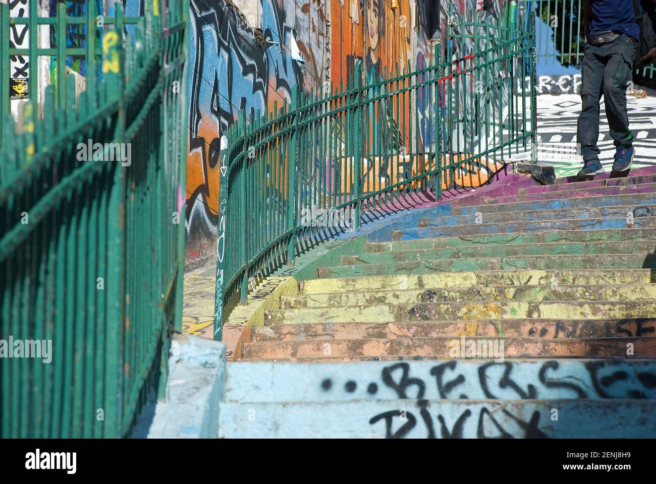 Graffiti coloré et art de la rue dans Escaliers du cours Julien, Marseille, France Banque D'Images