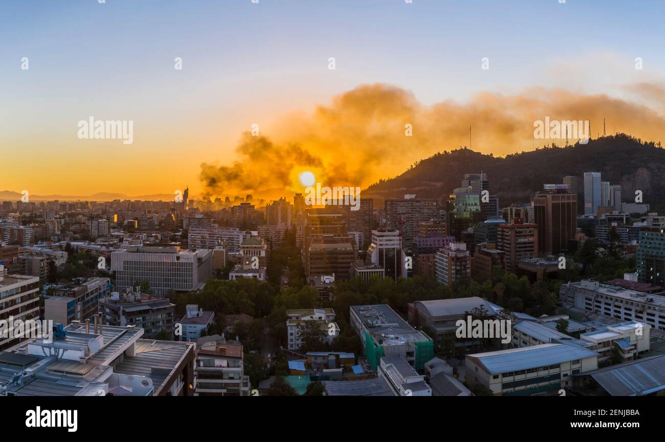 La ville de Santiago du Chili, située au milieu des Andes centrales, offre une vue imprenable sur ses montagnes et sur une ville magnifique de citylife. Une ville wi Banque D'Images