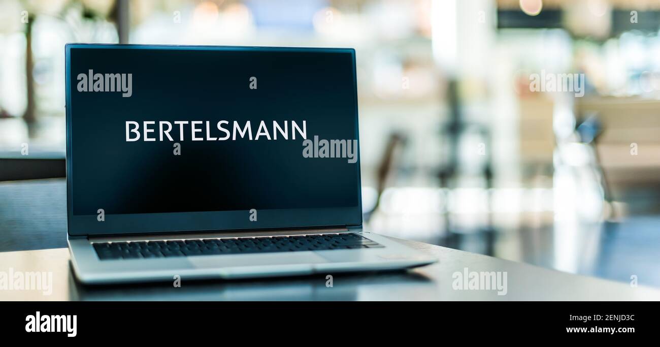 POZNAN, POL - 6 JANVIER 2021 : ordinateur portable affichant le logo de Bertelsmann, un conglomérat de médias multinational privé basé à Gütersloh, dans le Rhin-Nord- Banque D'Images