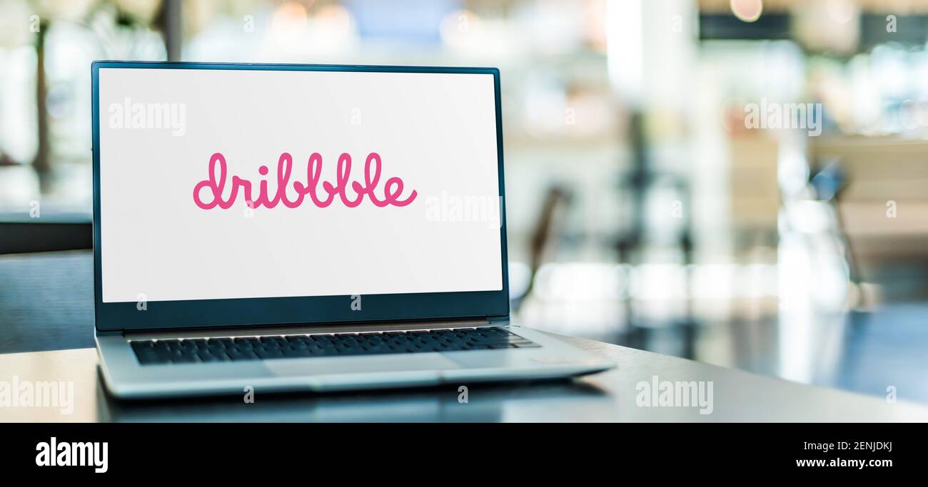 POZNAN, POL - 6 JANVIER 2021: Ordinateur portable affichant le logo de Dribbble, une plate-forme d'auto-promotion et de réseautage social pour les concepteurs numériques et crea Banque D'Images